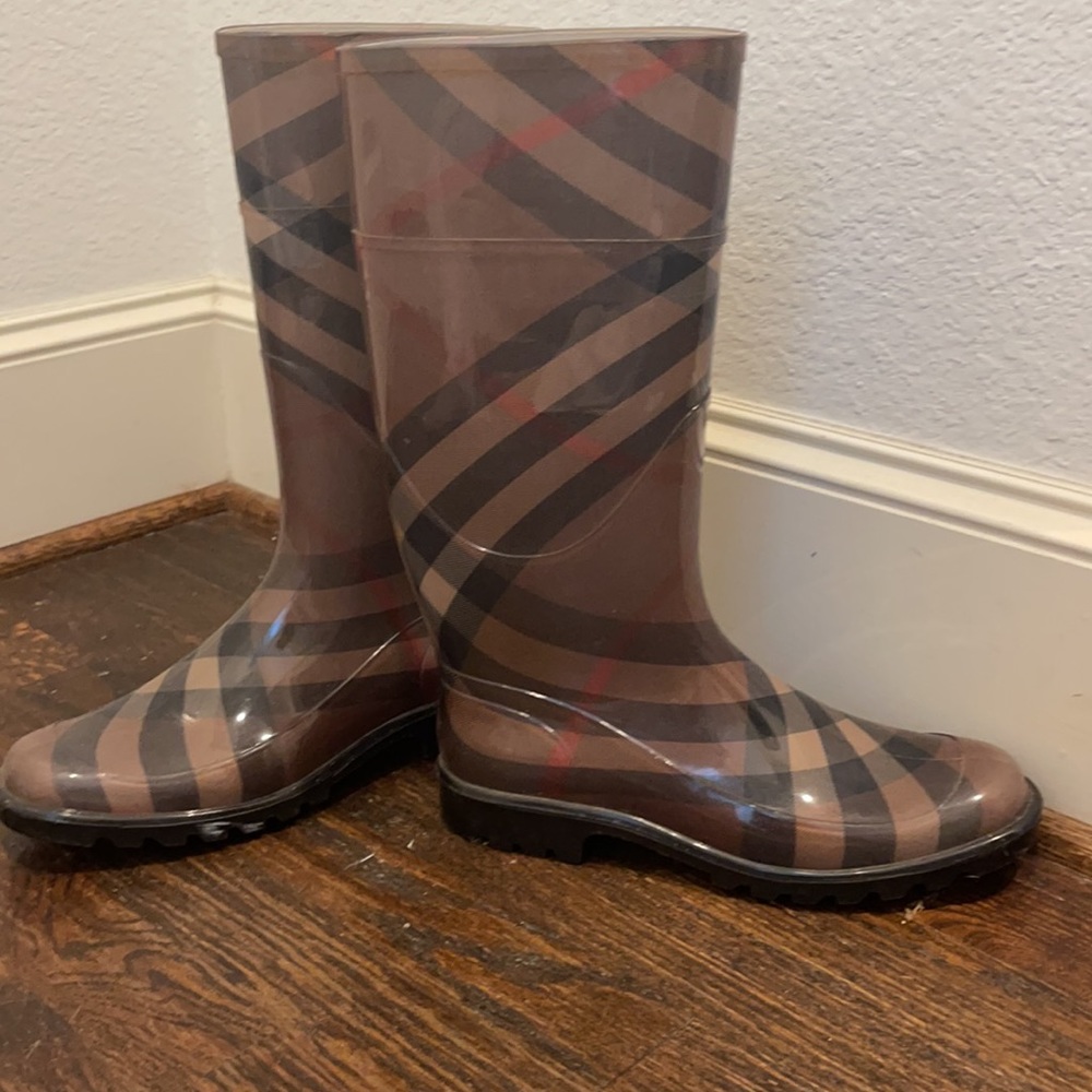 Burberry rain boots size 40